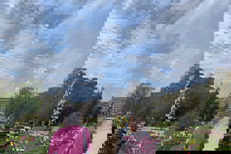 děvčata v Paříži