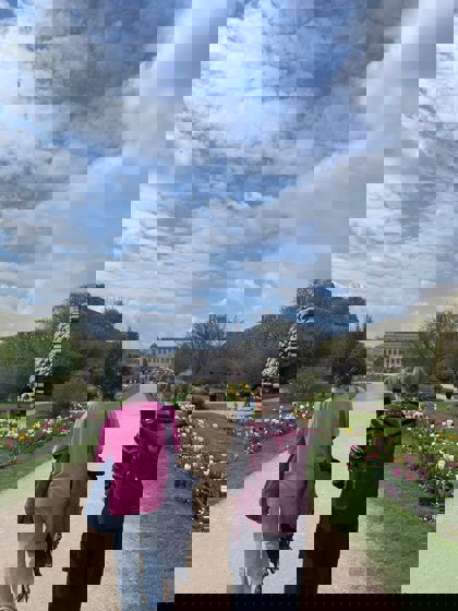 děvčata v Paříži