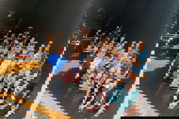 studenti na tanečním sále před workshopem