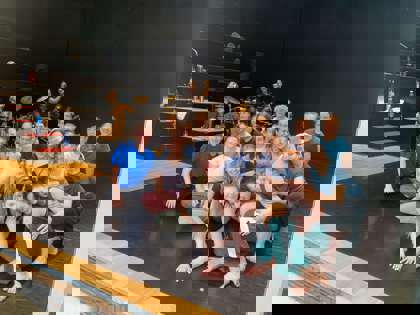 studenti na tanečním sále před workshopem