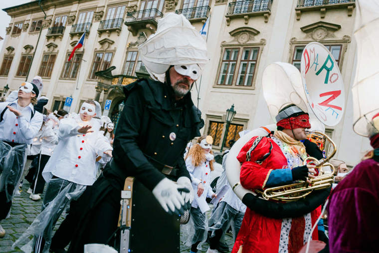 studenti v satirickém průvodu