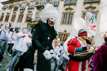 studenti v satirickém průvodu