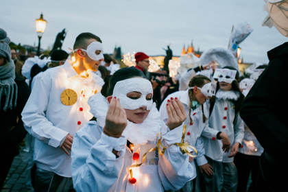 studenti v satirickém průvodu