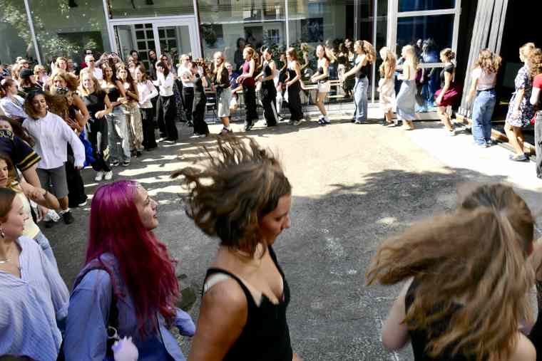 Slavnostní zahájení na dvorečku