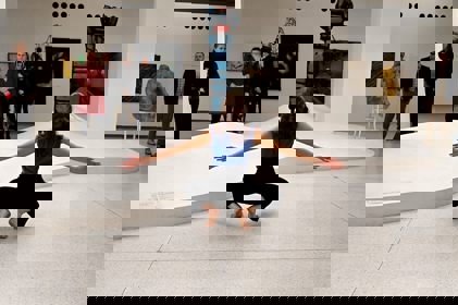 studenti tančí v Národní galerii