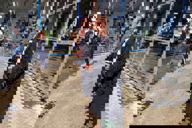 Roman Zotov-Mikshin předává vysvědčení