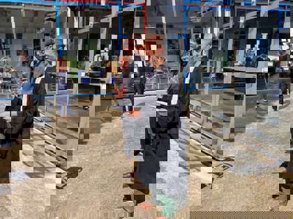 Roman Zotov-Mikshin předává vysvědčení