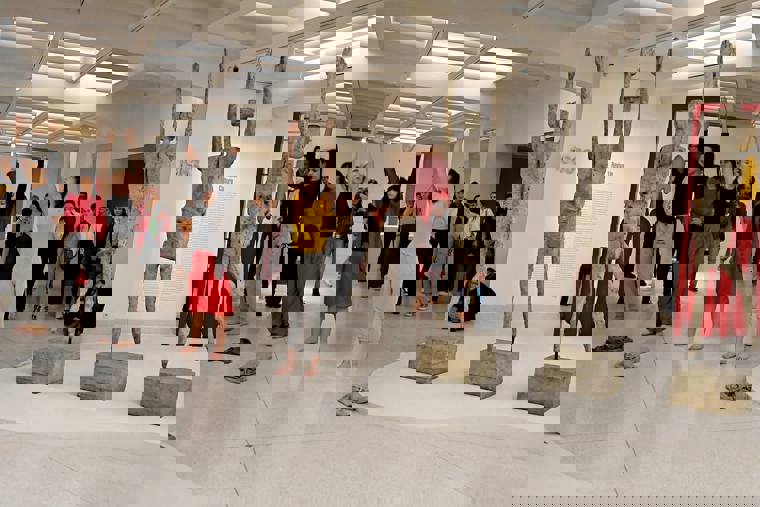 studenti tančí v Národní galerii