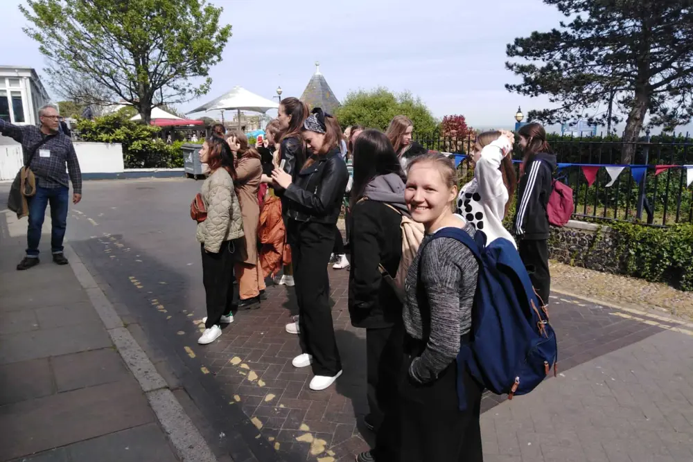 Studenti na procházce Broadstairs