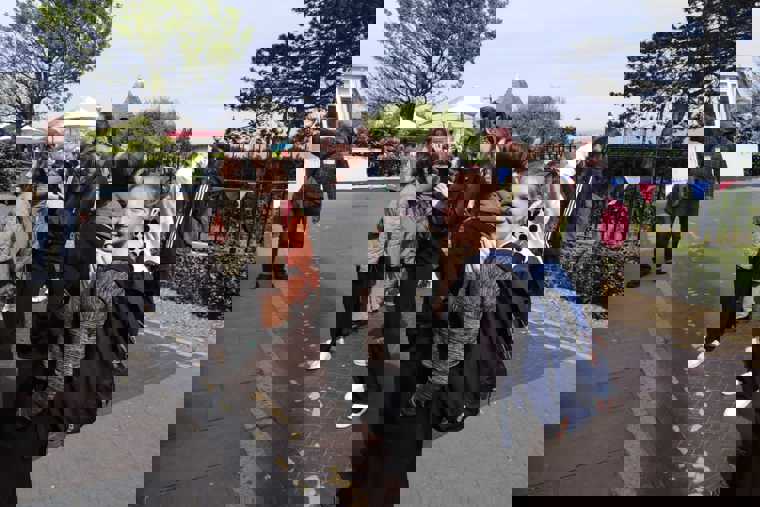 Studenti na procházce Broadstairs