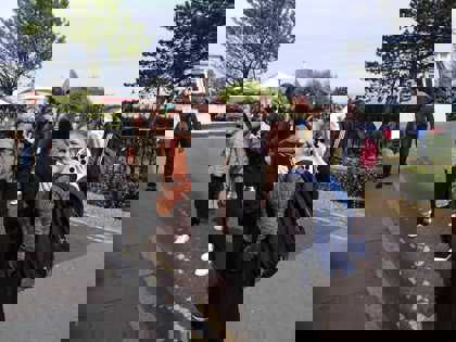 Studenti na procházce Broadstairs