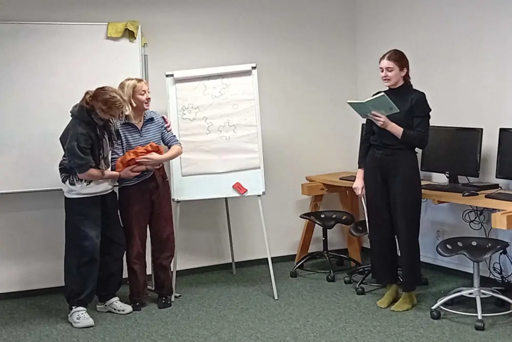studenti na workshopu v učebně