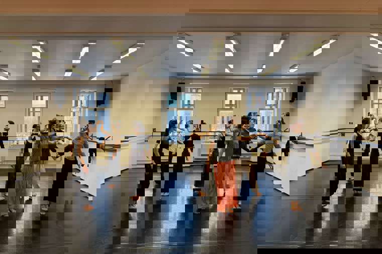 studenti s maskami na dílně