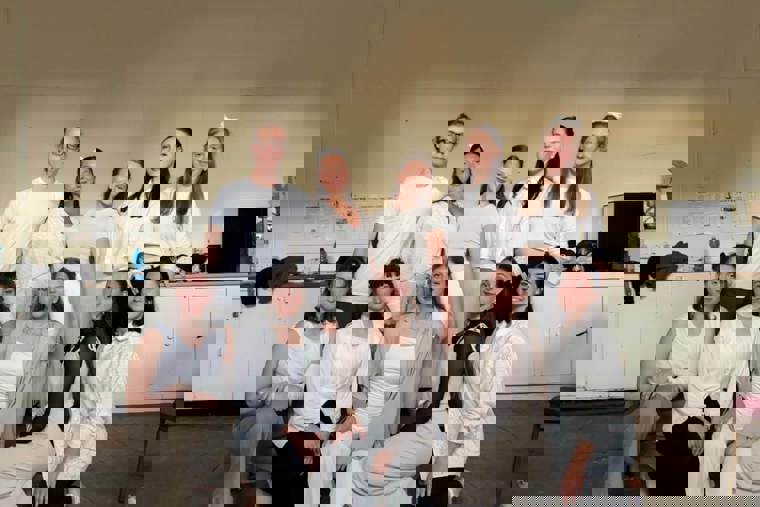 studenti před představením