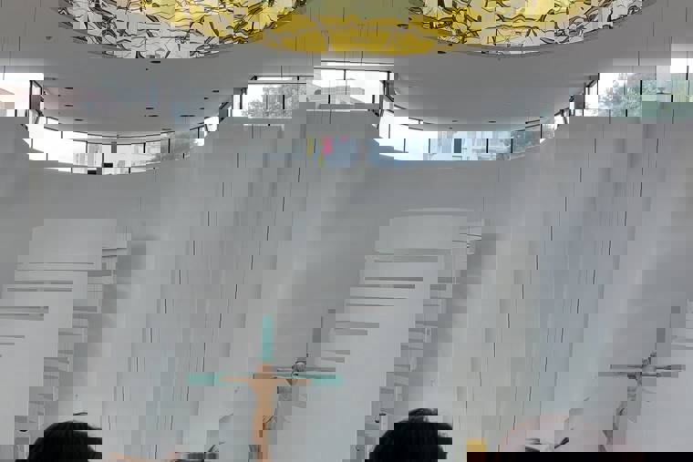 interiér kostela a studenti DC