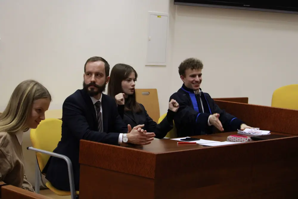 Studenti v "soudní síni"