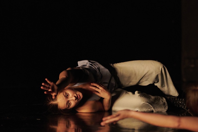 studenti tančí na představení