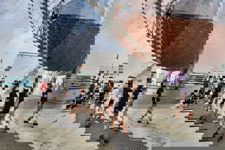 studenti u vzducholodě v DOXu