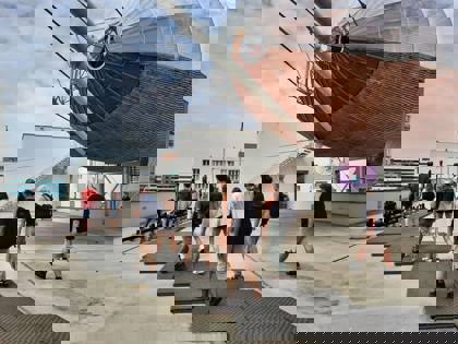 studenti u vzducholodě v DOXu