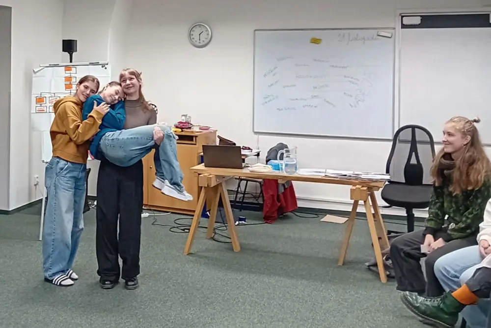 studenti na workshopu v učebně