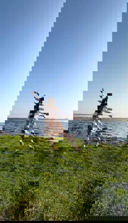 Veronika Helclová tančí u moře