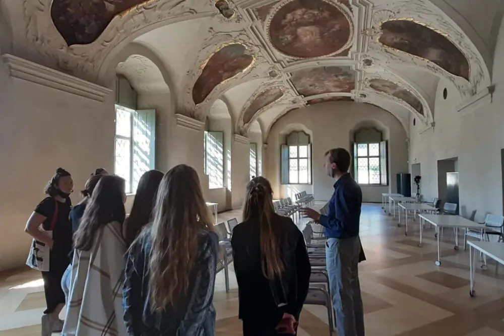 studenti na prohlídce GASK