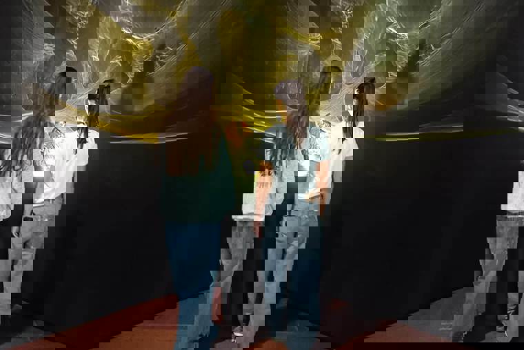 studenti na výstavě