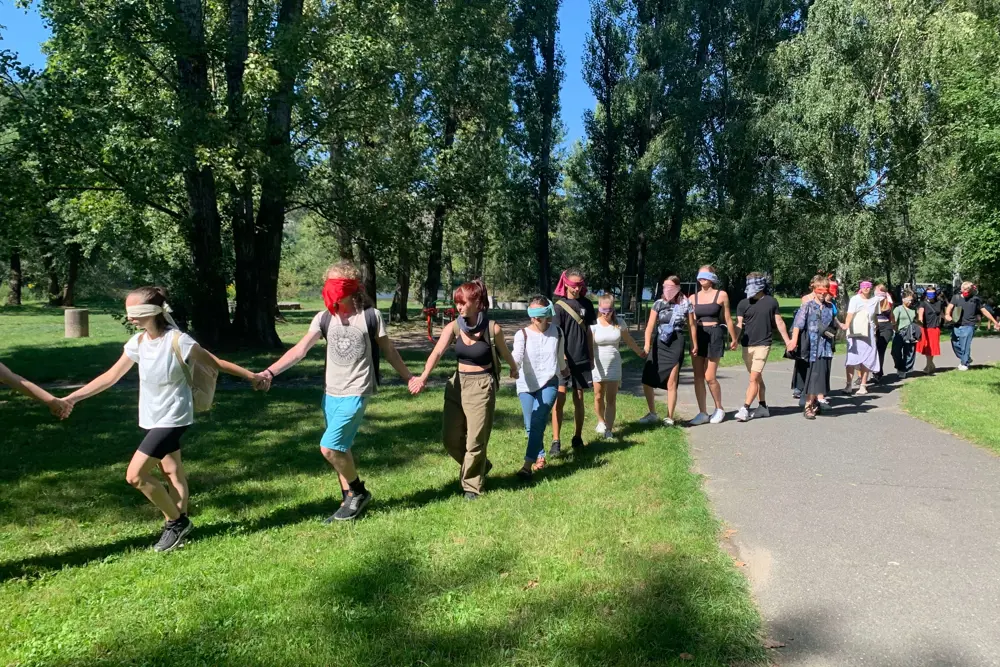 studenti v parku