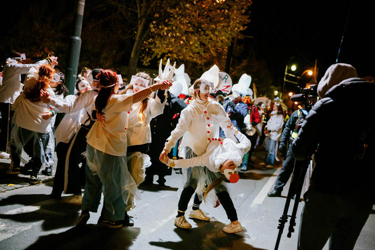 studenti v satirickém průvodu