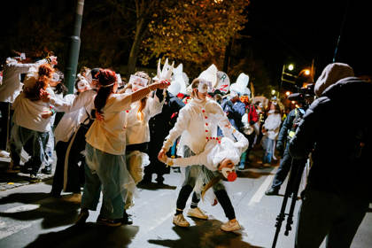 studenti v satirickém průvodu