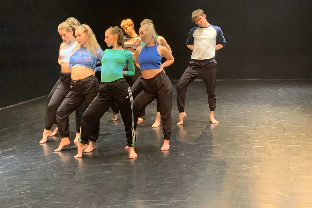 Tanečníci v choreografii Tajnosti