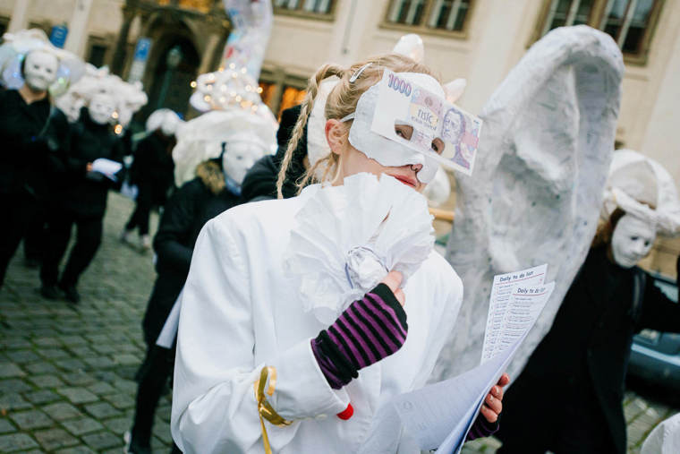 studenti v satirickém průvodu