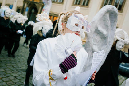 studenti v satirickém průvodu
