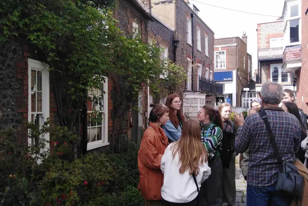 Studenti na procházce Broadstairs
