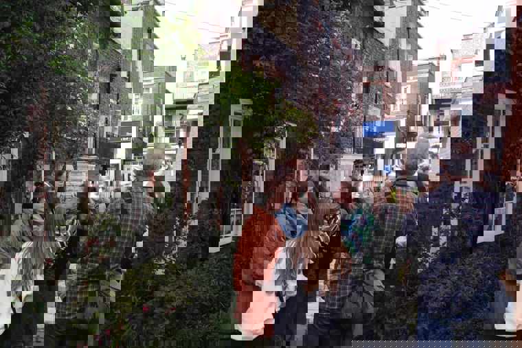 Studenti na procházce Broadstairs