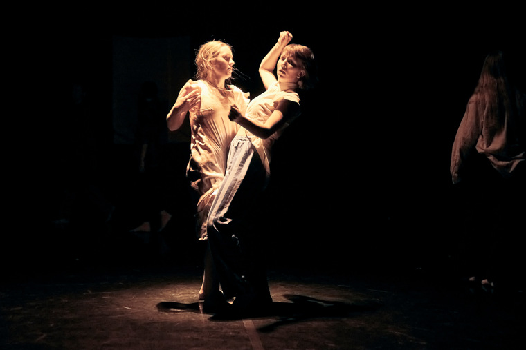 studenti na představení