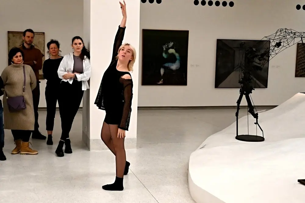 studenti tančí v Národní galerii