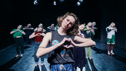 studenti při představení