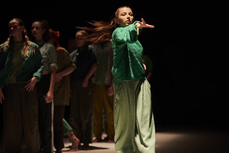 studenti při představení