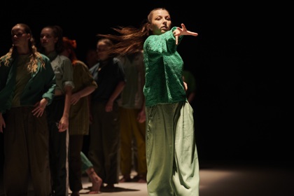 studenti při představení