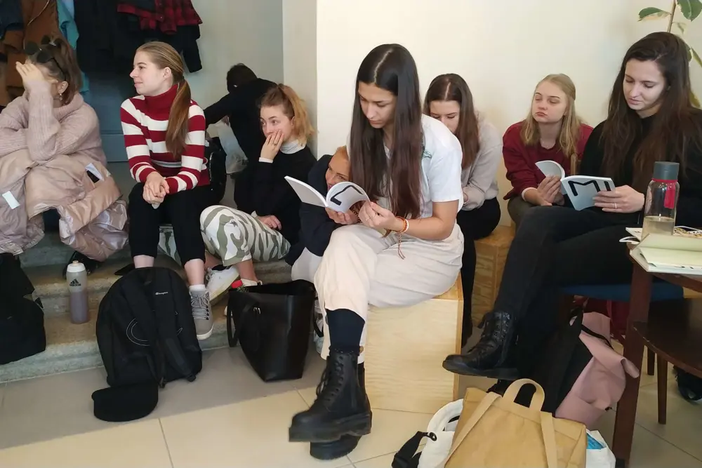 studenti při debatě