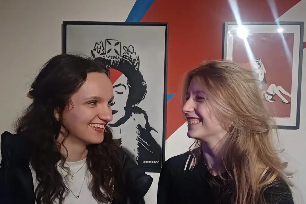 studentky před obrazy