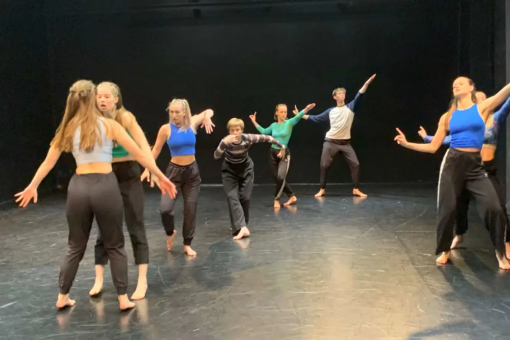Tanečníci v choreografii Tajnosti