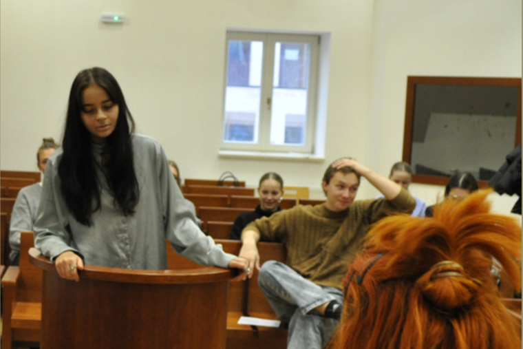 studentka na simulovaném soudu