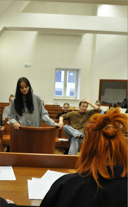 studentka na simulovaném soudu