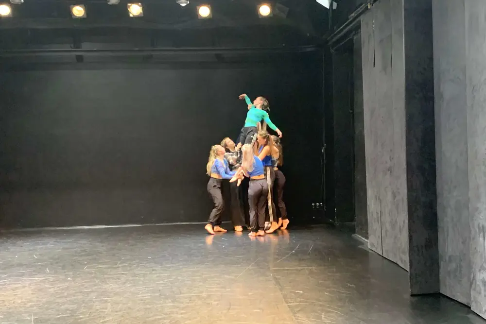 Tanečníci v choreografii Tajnosti