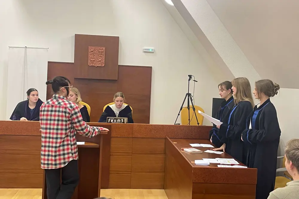 Studenti na simulovaném soudu