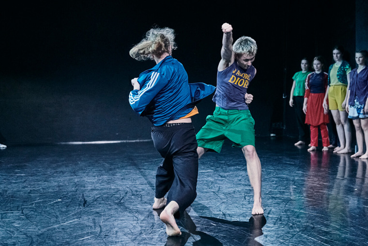 studenti při představení