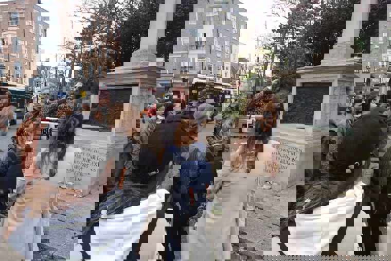 Studenti na procházce Broadstairs