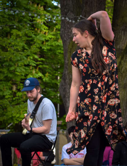 Tančící studentky